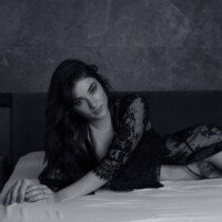 Fotografía boudoir en blanco y negro sobre la cama, realizada en Madrid y Guadalajara
