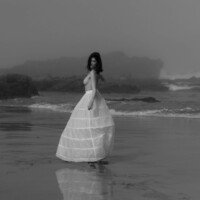 Fotografía boudoir artística en la playa en blanco y negro, Madrid y Guadalajara